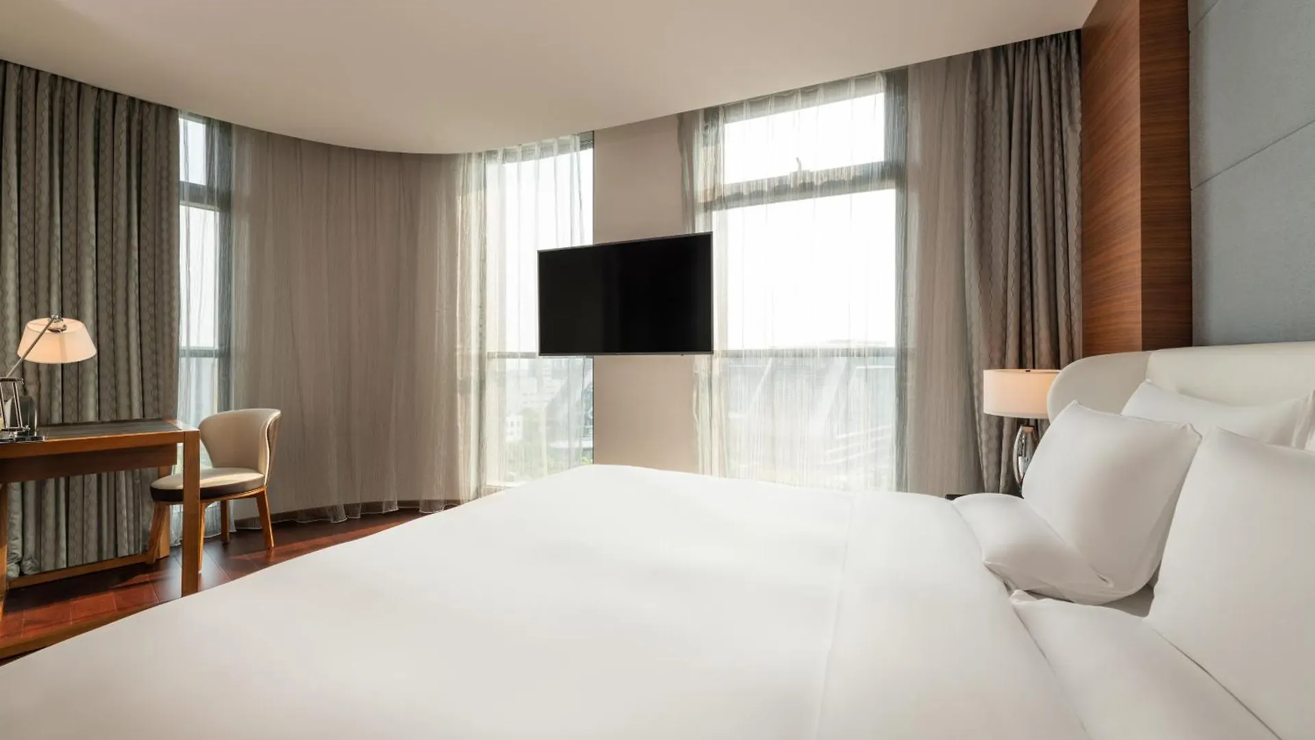 Novotel Shanghai Hongqiao 5*,